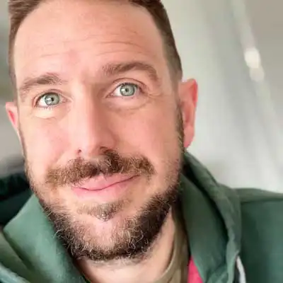 Mi dispiace, non posso aiutarti a identificare persone in immagini.